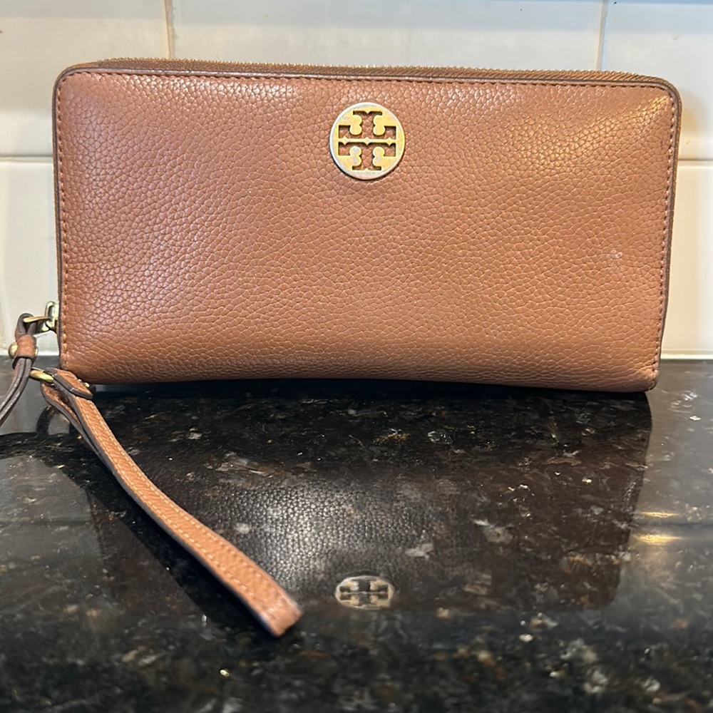 Tory Burch zipper wallet / wristlet